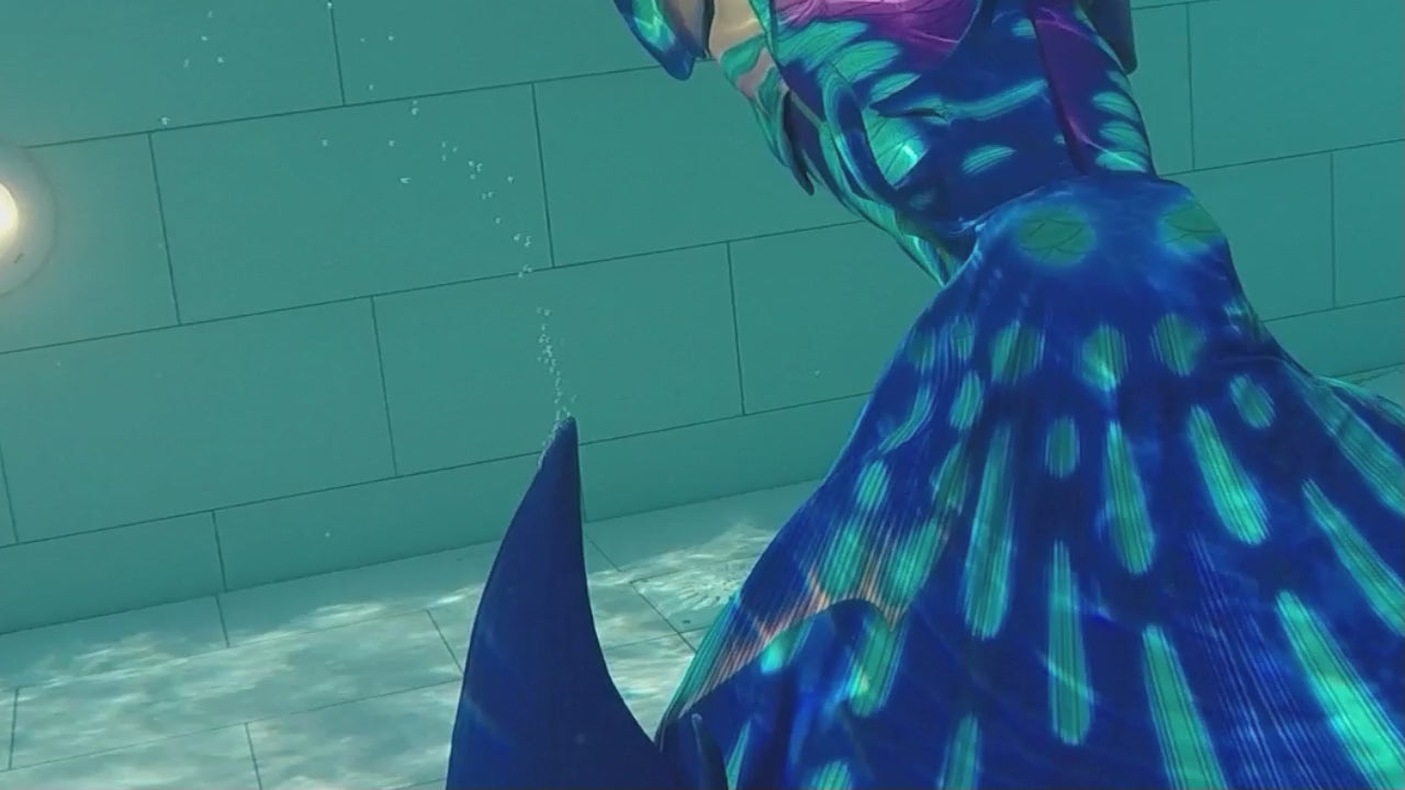 Produktvideo Tail Mabushi in blau, ein Meereswesentraum in Farbe, mit Armstulpen und Brustier-BH.