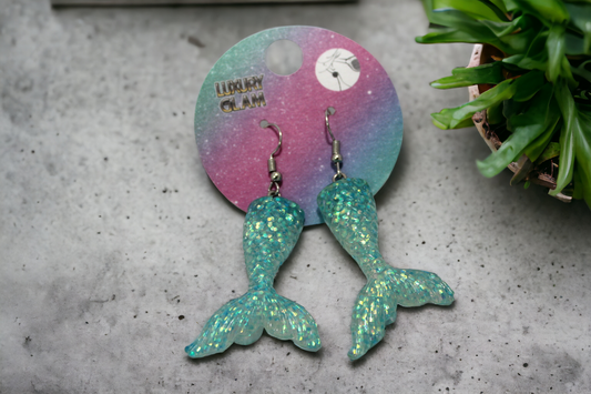 Charm-Schmuck &MEERMAID TAIL Ohrringe in Türkis

Diese wunderschönen Charm Schmuck Ohrringe in Form einer Flosse dürfen in keinem Schmuckkasten von Meerwesen fehlen.Sie sind ca.4cm lang und die Flossenspitze ca.3cm breit.

Materialien sind
Edelstahlhaken
Flosse Glitzer Harz