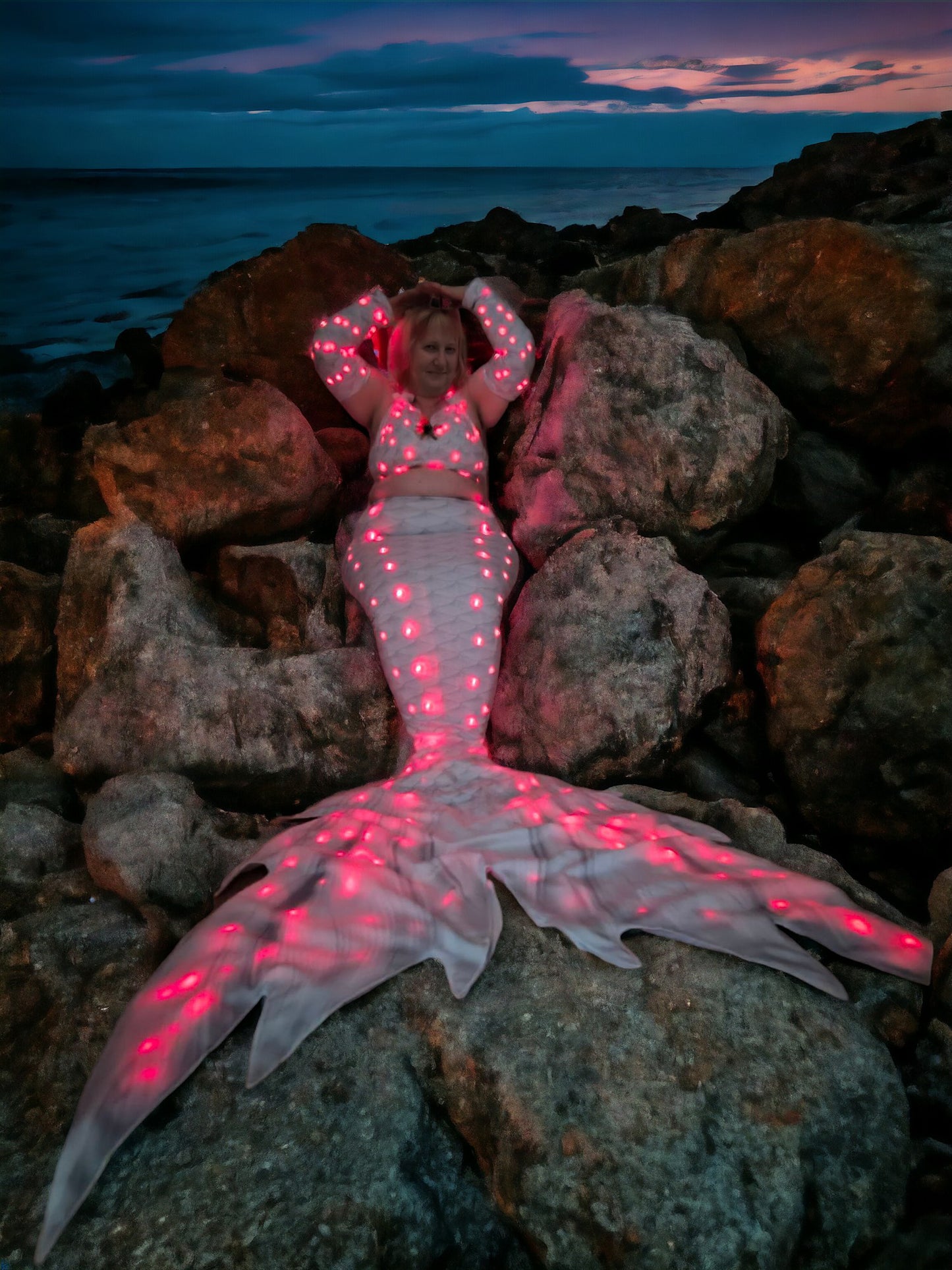 Zeigt das Tail Splendore im halbdunkel  an einer Person