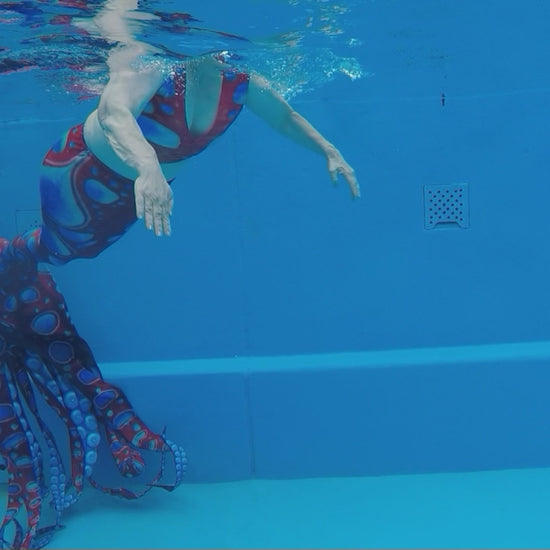 Produktvideo Tenta rot-blau-grün ist einfach mystisch. Das Oktopus-Tail bringt die Magie des Meeres an die Oberfläche. Mit seinen lebendig wirkenden Tentakeln und den schillernden Farben ist es ein absoluter Hingucker und lässt die Faszination der Unterwasserwelt spürbar werden.