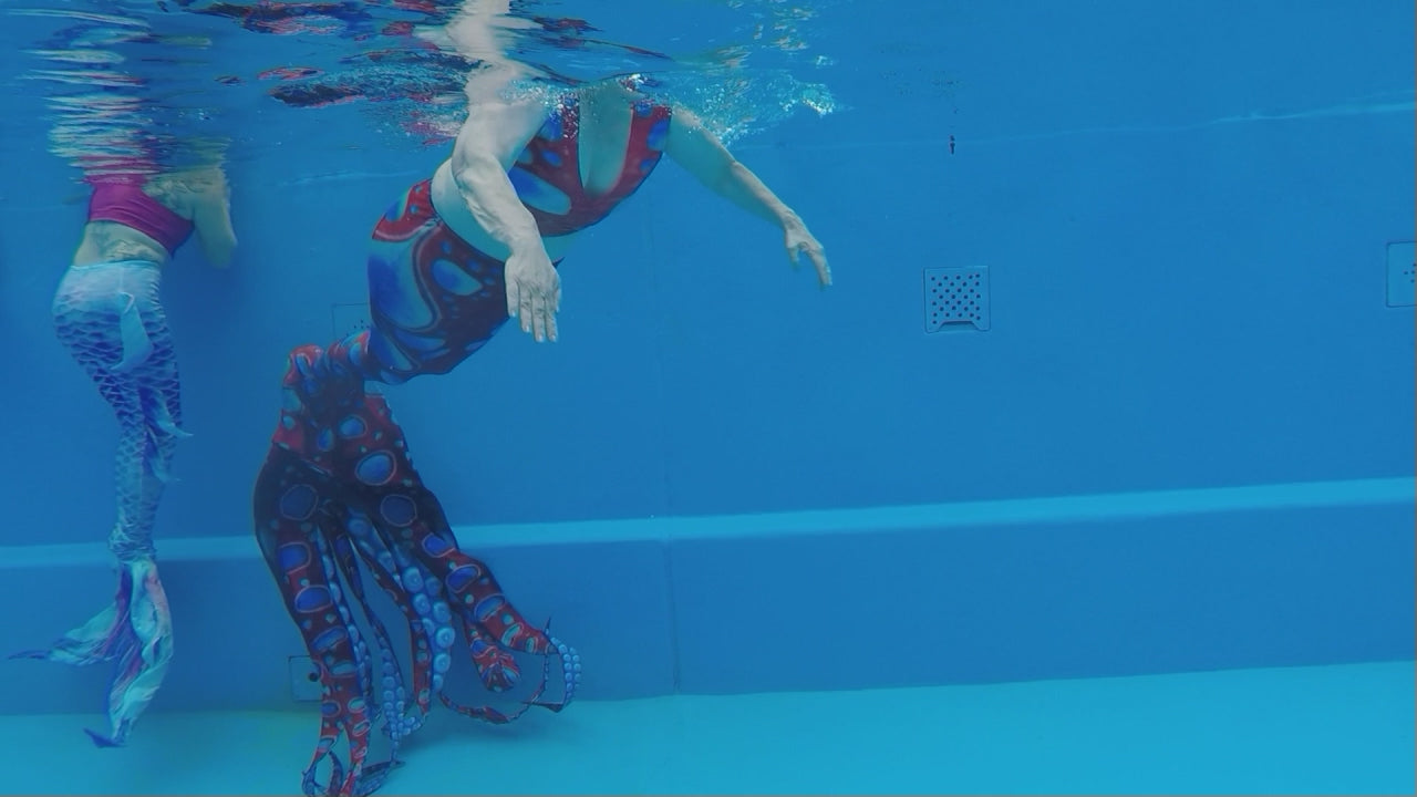 Produktvideo Tenta rot-blau-grün ist einfach mystisch. Das Oktopus-Tail bringt die Magie des Meeres an die Oberfläche. Mit seinen lebendig wirkenden Tentakeln und den schillernden Farben ist es ein absoluter Hingucker und lässt die Faszination der Unterwasserwelt spürbar werden.