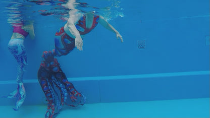 Produktvideo Tenta rot-blau-grün ist einfach mystisch. Das Oktopus-Tail bringt die Magie des Meeres an die Oberfläche. Mit seinen lebendig wirkenden Tentakeln und den schillernden Farben ist es ein absoluter Hingucker und lässt die Faszination der Unterwasserwelt spürbar werden.