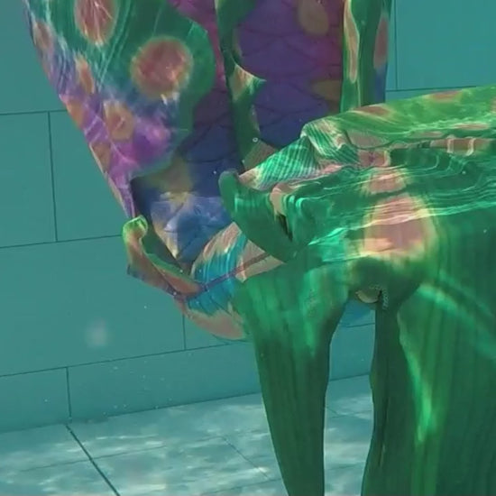 Produktvideo Tail Mabushi in Pink,ein Meereswesentraum in Farbe, mit Armstulpen und Brustier-BH.